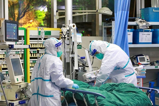 Hơn 3.000 nhân viên y tế Trung Quốc bị nhiễm virus corona - 1