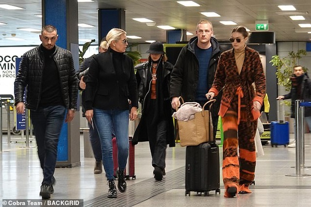 Lo ngại dịch corona, Bella Hadid đeo khẩu trang rời Italia - 3