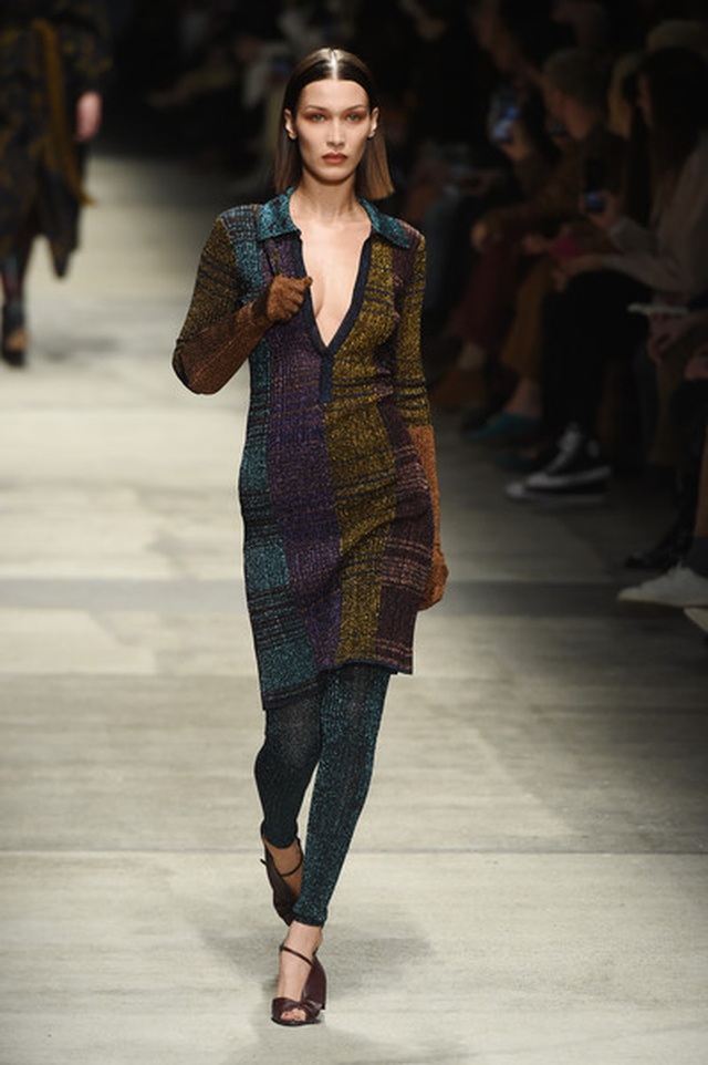 Lo ngại dịch corona, Bella Hadid đeo khẩu trang rời Italia - 5