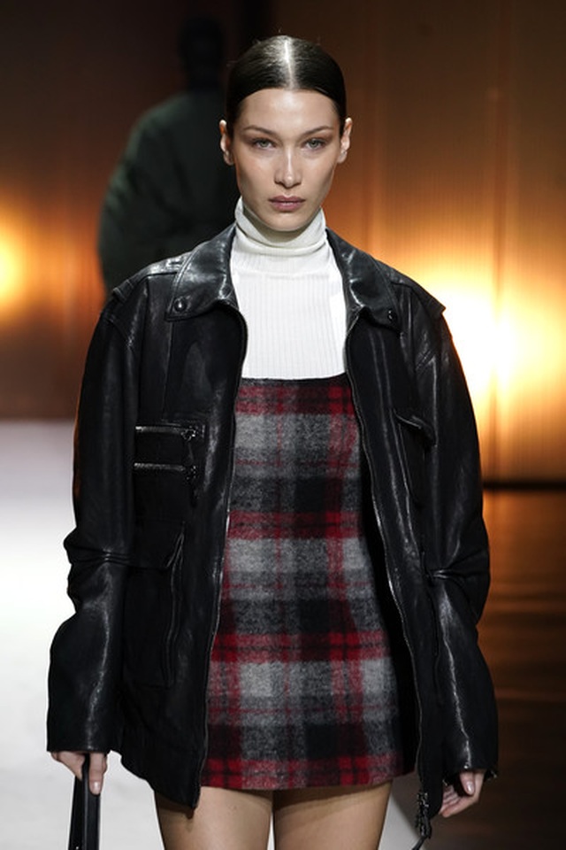 Lo ngại dịch corona, Bella Hadid đeo khẩu trang rời Italia - 6