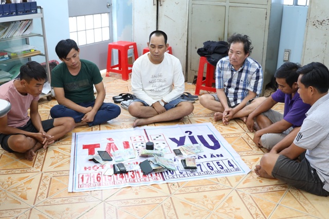 Vào đám tang nhà người khác để tổ chức sòng bạc - 1 Vào đám tang nhà người khác để tổ chức sòng bạc - 1