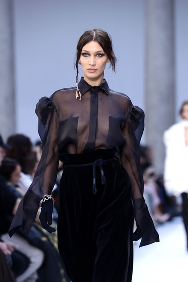 Lo ngại dịch corona, Bella Hadid đeo khẩu trang rời Italia - 8