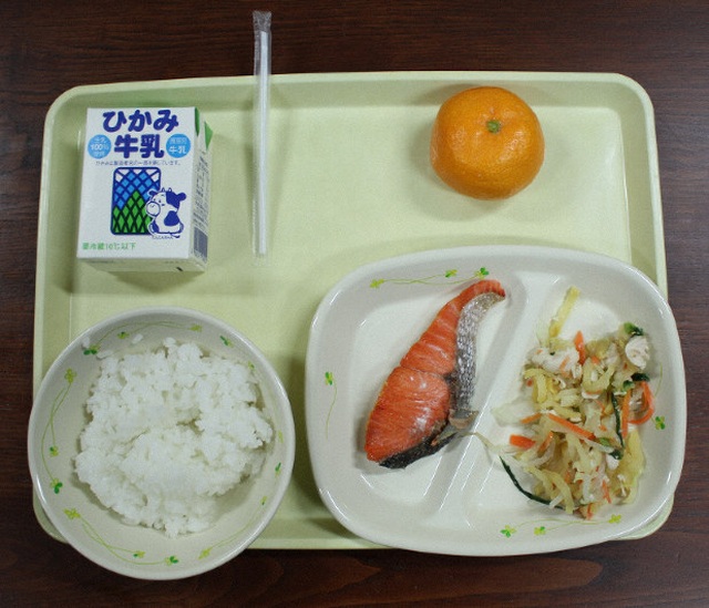 Nhân viên nhiễm virus corona chuẩn bị đồ ăn cho gần 200 học sinh Nhật Bản