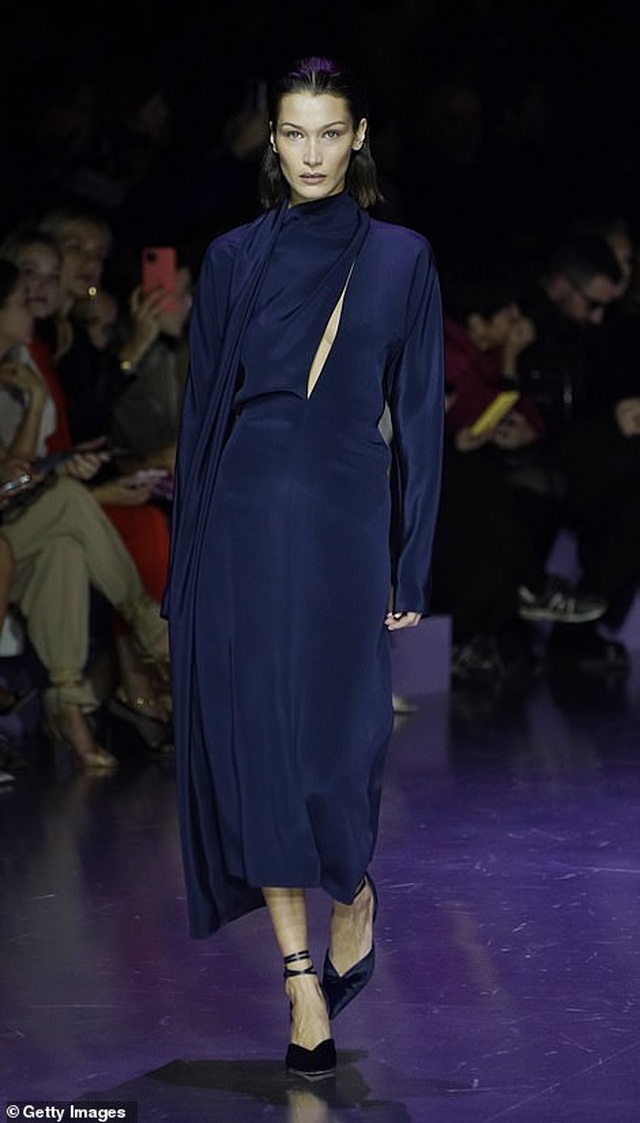 Lo ngại dịch corona, Bella Hadid đeo khẩu trang rời Italia - 4