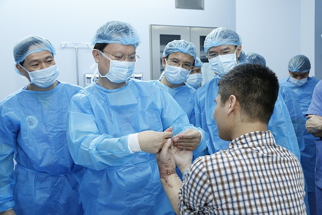Đầu tiên trên thế giới: Việt Nam thành công ghép chi thể từ người cho sống - 1 Đầu tiên trên thế giới: Việt Nam thành công ghép chi thể từ người cho sống - 1