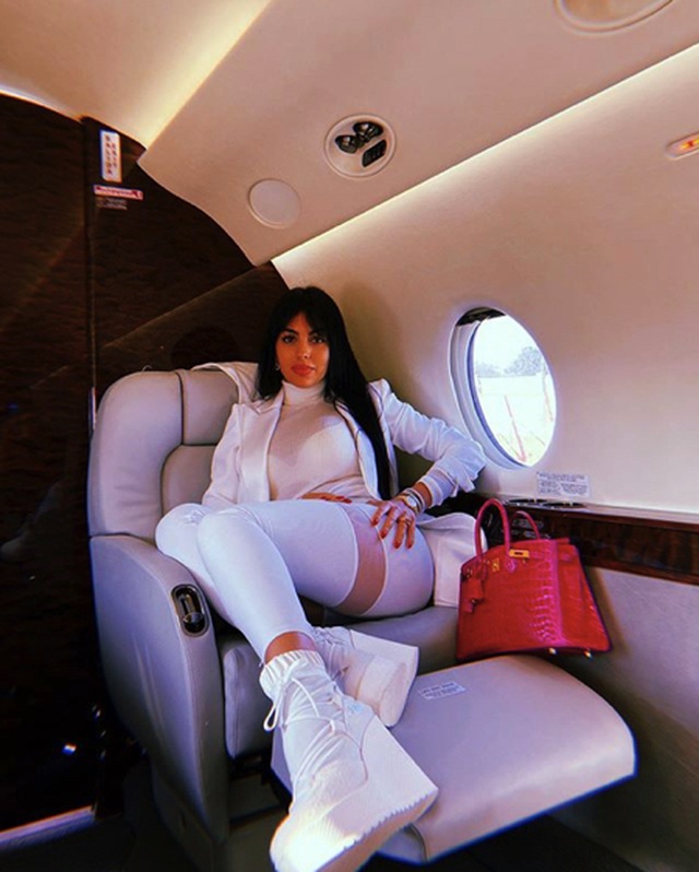 Bất ngờ với mức “lương tháng” khi làm vị hôn thê của C.Ronaldo - 4 Bất ngờ với mức “lương tháng” khi làm vị hôn thê của C.Ronaldo - 4