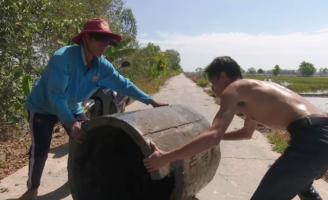 Nhiều bể chứa vỏ thuốc bảo vệ thực vật bất ngờ bị... “đạp” xuống kênh - 1