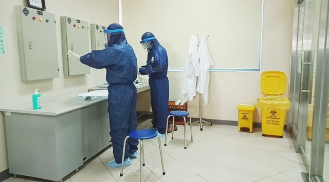 Hàng chục người dân phải cách ly sau khi cô gái làm sân golf về quê - 1