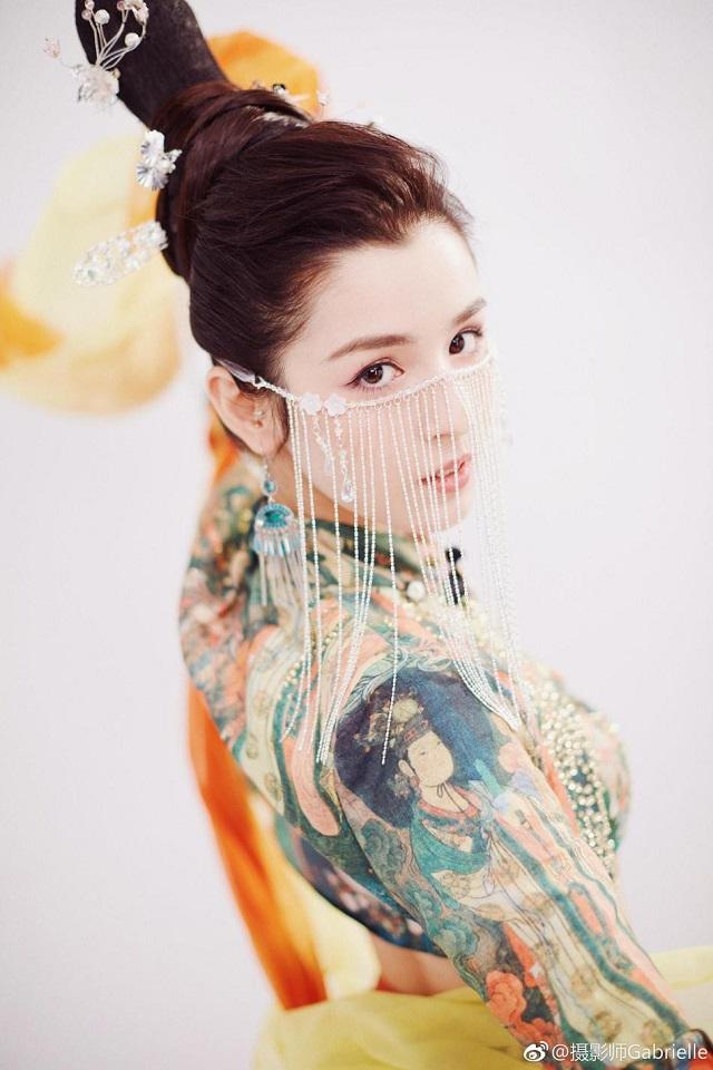Mỹ nhân Tân Cương đáp trả khi bị nghi lộ clip “nóng” - 19 Mỹ nhân Tân Cương đáp trả khi bị nghi lộ clip “nóng” - 19