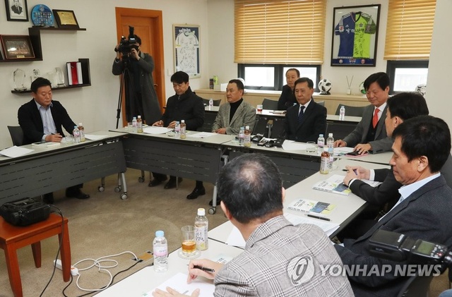 Hàn Quốc hoãn vô thời hạn các giải bóng đá vì Covid-19