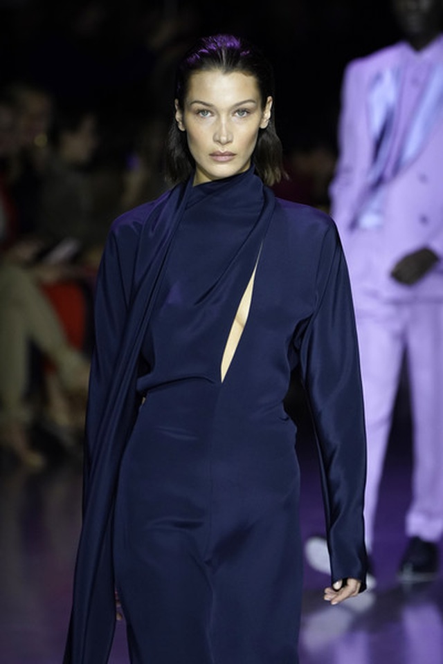Siêu mẫu Bella Hadid trình diễn ấn tượng tại Milan - 2 Siêu mẫu Bella Hadid trình diễn ấn tượng tại Milan - 2