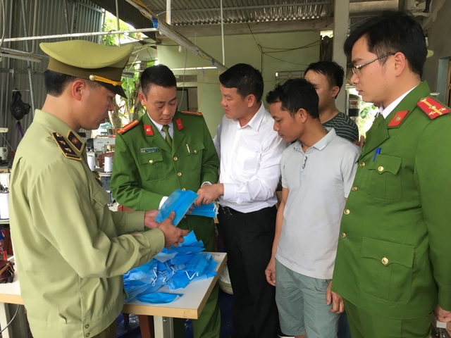 Chủ lò mổ mở xưởng sản xuất khẩu trang y tế giả, không có lớp kháng khuẩn - 3 Chủ lò mổ mở xưởng sản xuất khẩu trang y tế giả, không có lớp kháng khuẩn - 3