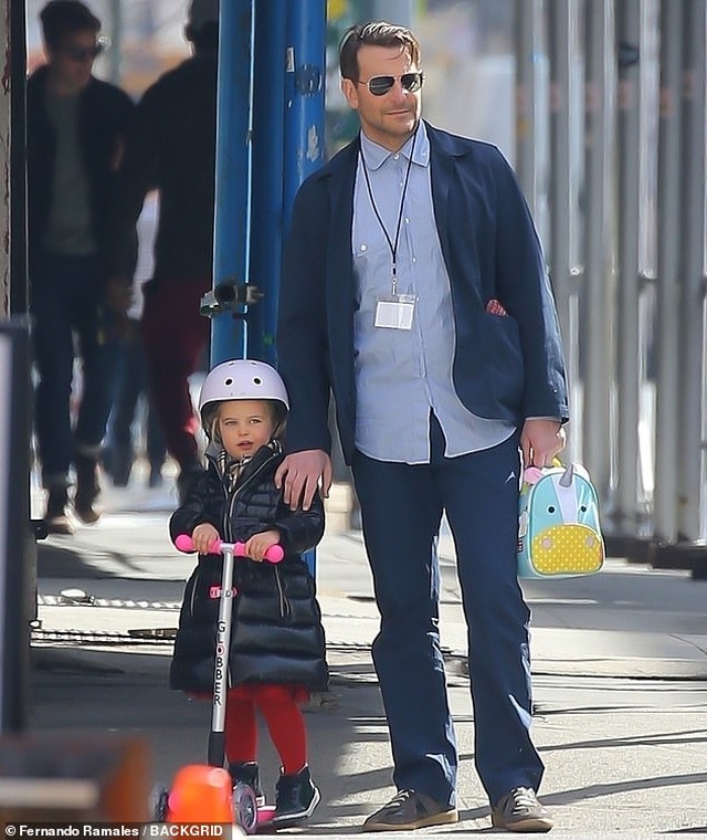 Bradley Cooper đưa con gái xinh đẹp ra phố - 1
