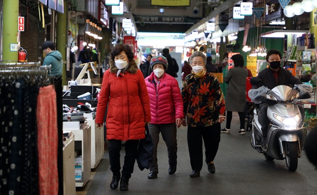 Gần 1.000 người nhiễm virus corona, Hàn Quốc cấp tập ngăn dịch bùng phát