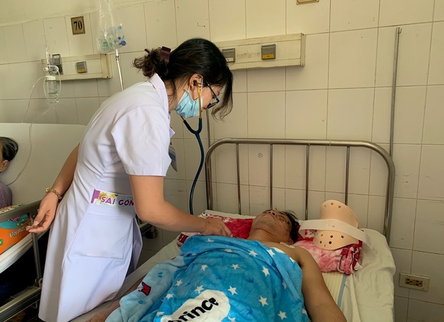 Bác sĩ kêu gọi bạn đọc giúp đỡ người đàn ông bị liệt tứ chi sau vụ tai nạn - 4 Bác sĩ kêu gọi bạn đọc giúp đỡ người đàn ông bị liệt tứ chi sau vụ tai nạn - 4