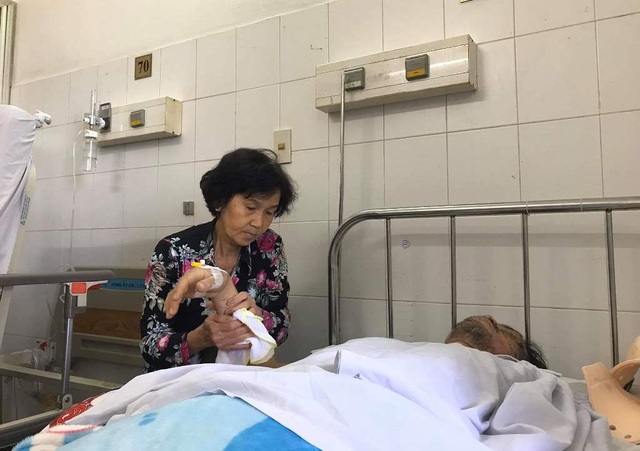 Bác sĩ kêu gọi bạn đọc giúp đỡ người đàn ông bị liệt tứ chi sau vụ tai nạn - 3 Bác sĩ kêu gọi bạn đọc giúp đỡ người đàn ông bị liệt tứ chi sau vụ tai nạn - 3