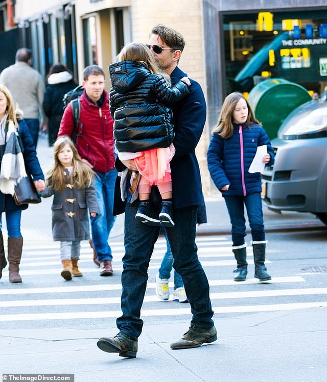 Bradley Cooper đưa con gái xinh đẹp ra phố - 5