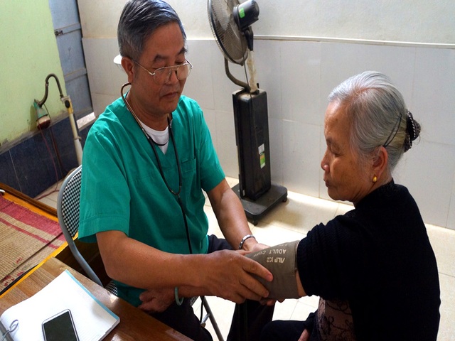 Người bác sĩ tận tình, gần gũi với dân nghèo - 1 Người bác sĩ tận tình, gần gũi với dân nghèo - 1