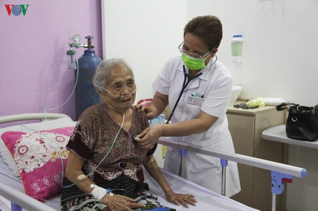 Nghĩa tình thầy thuốc Việt trên đất bạn Lào - 2 Nghĩa tình thầy thuốc Việt trên đất bạn Lào - 2