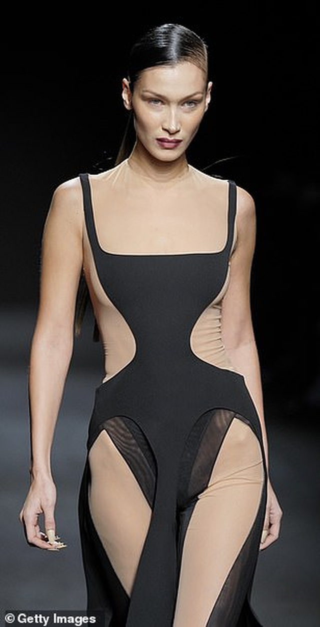 Bella Hadid diện trang phục kỳ lạ - 6