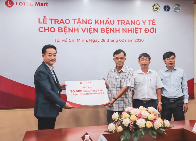 LOTTE Mart trao tặng khẩu trang y tế cho Bệnh viện Bệnh Nhiệt đới - 1 LOTTE Mart trao tặng khẩu trang y tế cho Bệnh viện Bệnh Nhiệt đới - 1