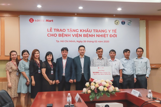 LOTTE Mart trao tặng khẩu trang y tế cho Bệnh viện Bệnh Nhiệt đới - 2 LOTTE Mart trao tặng khẩu trang y tế cho Bệnh viện Bệnh Nhiệt đới - 2