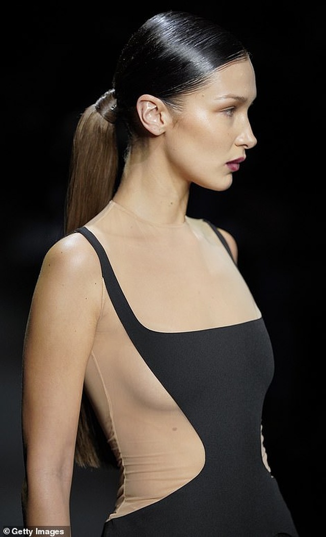 Bella Hadid diện trang phục kỳ lạ - 2