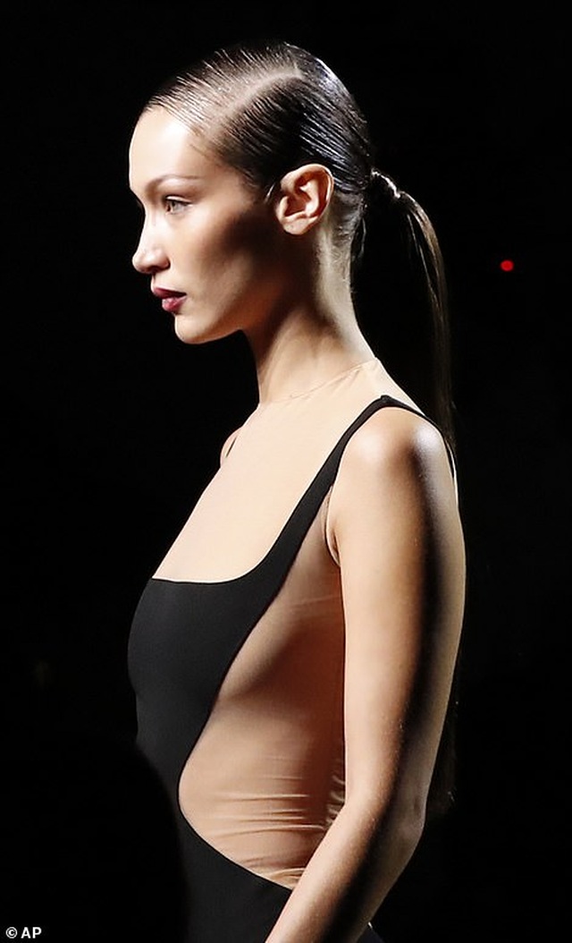 Bella Hadid diện trang phục kỳ lạ - 3