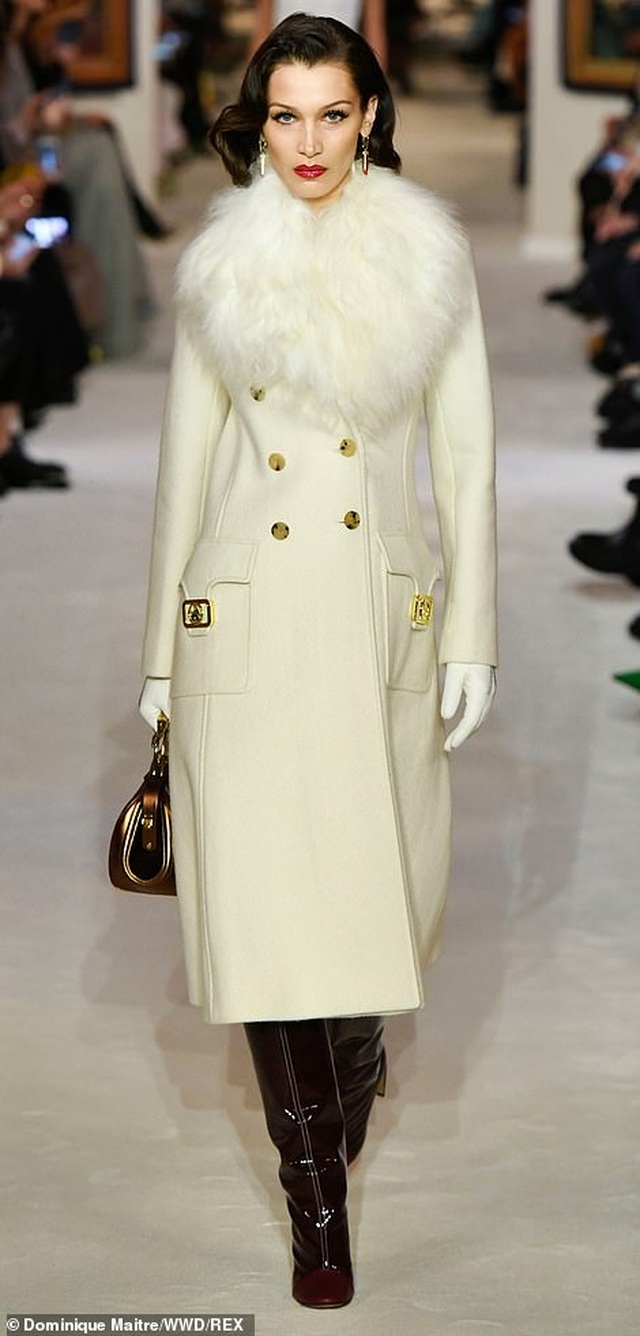 Bella Hadid diện trang phục kỳ lạ - 8