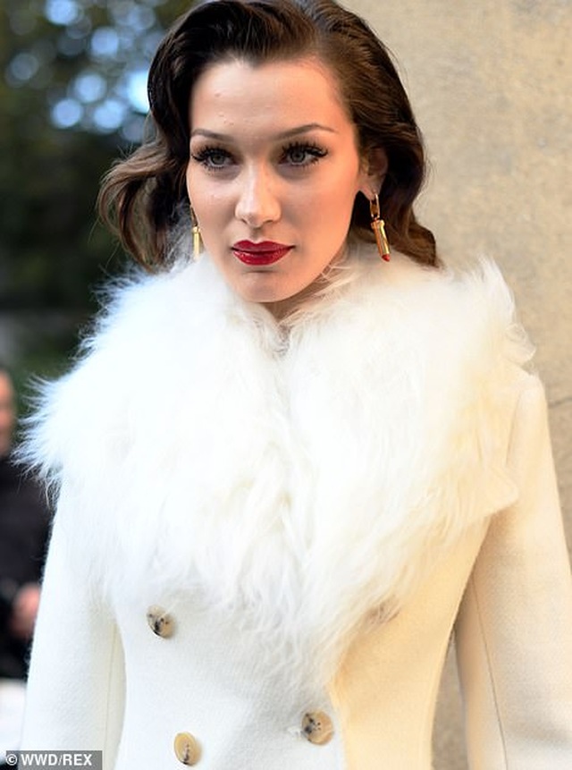 Bella Hadid diện trang phục kỳ lạ - 7