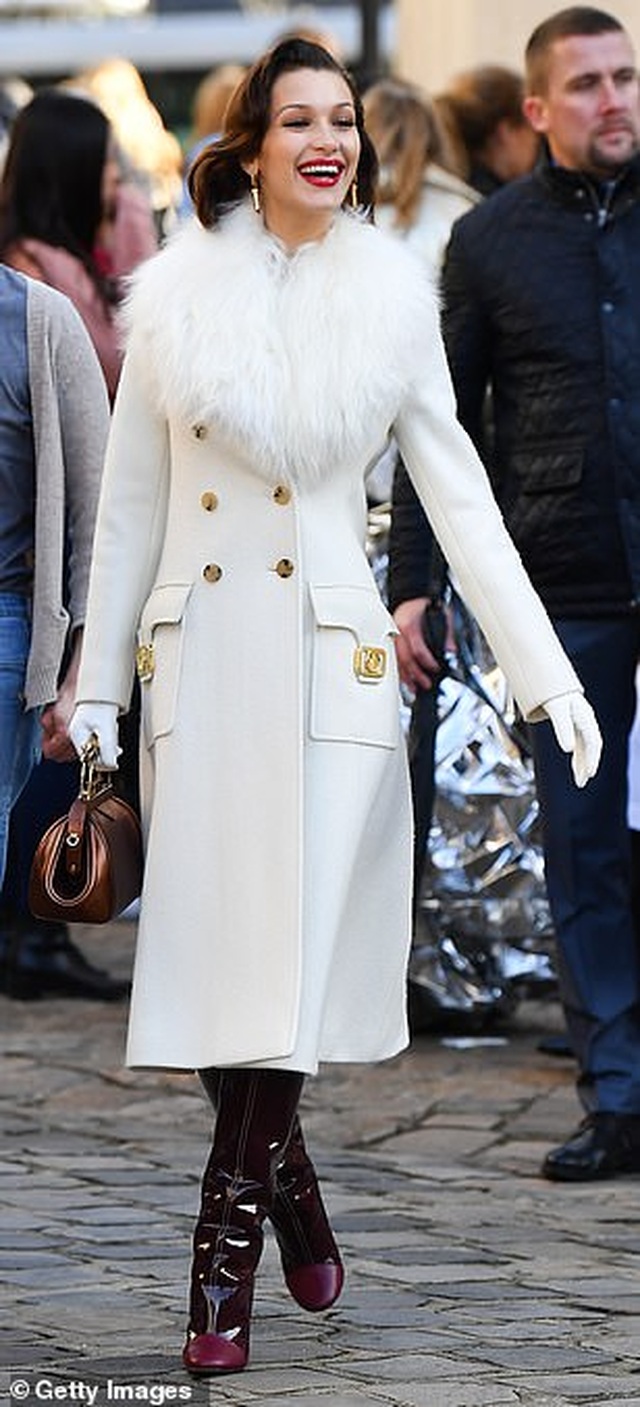 Bella Hadid diện trang phục kỳ lạ - 9