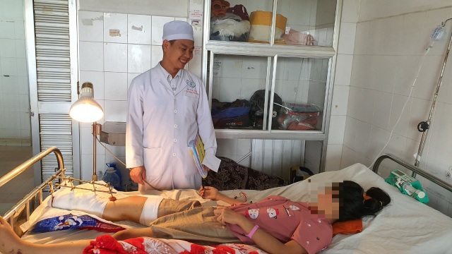 Chạy đua với thời gian cứu sống bàn chân bé gái - 3