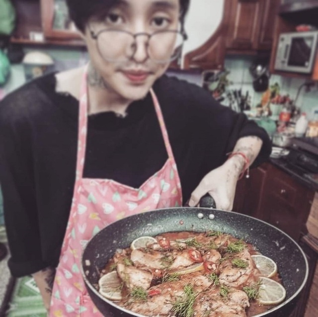 Em gái khoe anh trai ngồi cắm hoa, nấu nướng gây sốt mạng - 4 Em gái khoe anh trai ngồi cắm hoa, nấu nướng gây sốt mạng - 4