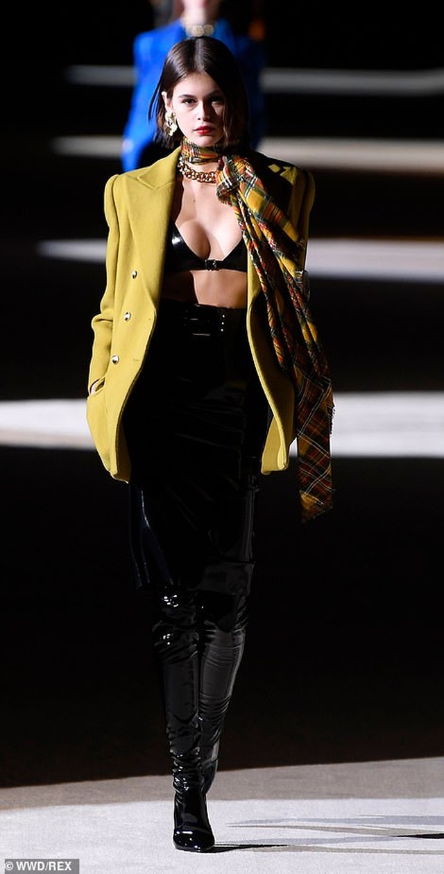Kaia Gerber khoe ngực căng đầy trên sàn catwalk - 1
