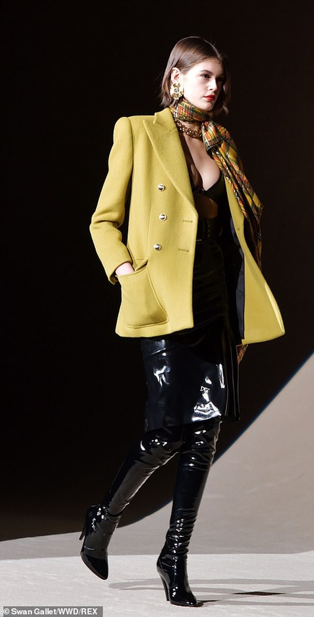 Kaia Gerber khoe ngực căng đầy trên sàn catwalk - 2