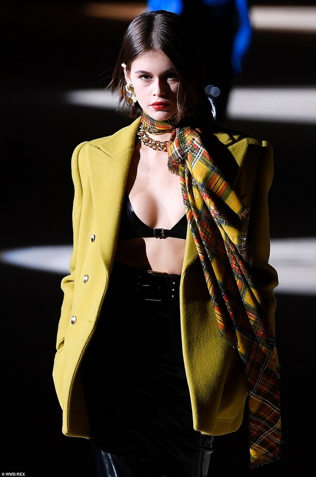 Kaia Gerber khoe ngực căng đầy trên sàn catwalk - 3