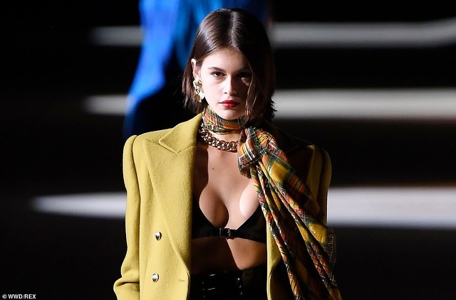 Kaia Gerber khoe ngực căng đầy trên sàn catwalk - 4
