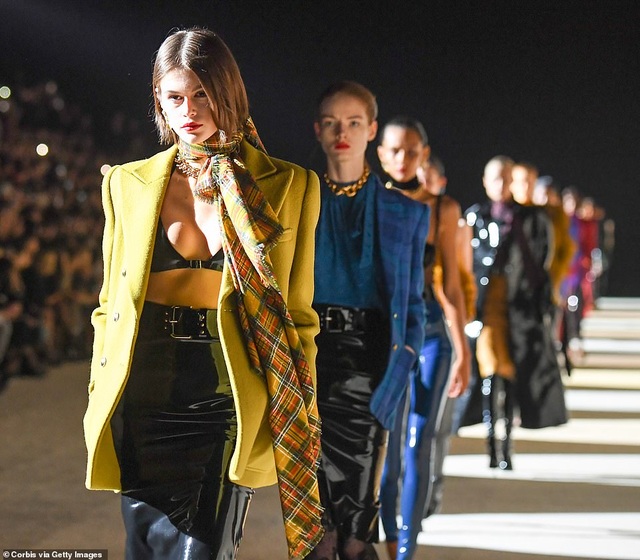 Kaia Gerber khoe ngực căng đầy trên sàn catwalk - 5