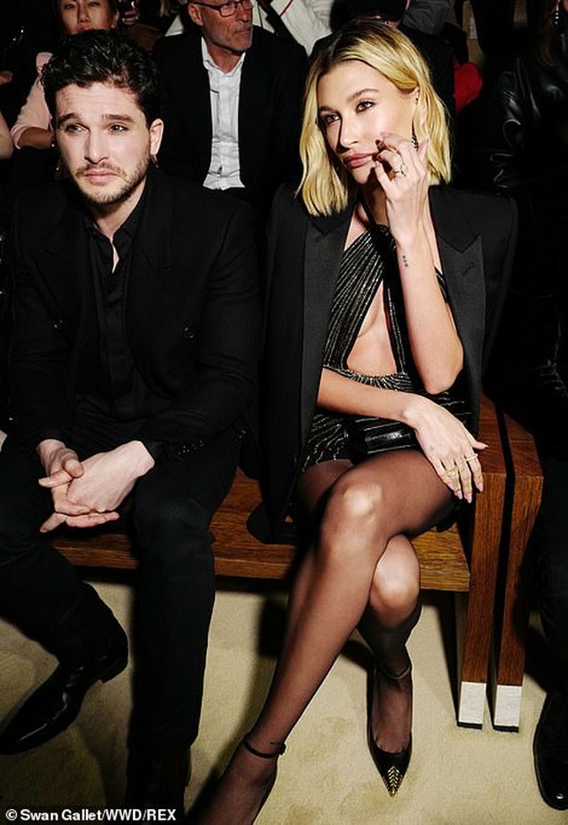 Kaia Gerber khoe ngực căng đầy trên sàn catwalk - 9