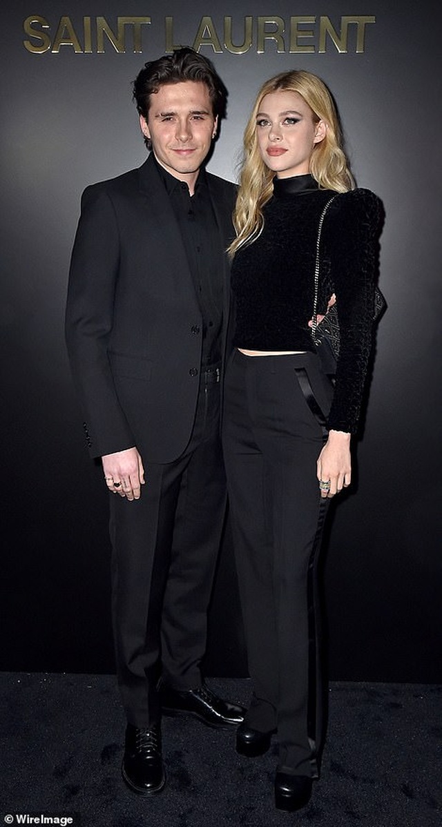 Kaia Gerber khoe ngực căng đầy trên sàn catwalk - 11