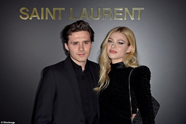 Kaia Gerber khoe ngực căng đầy trên sàn catwalk - 12