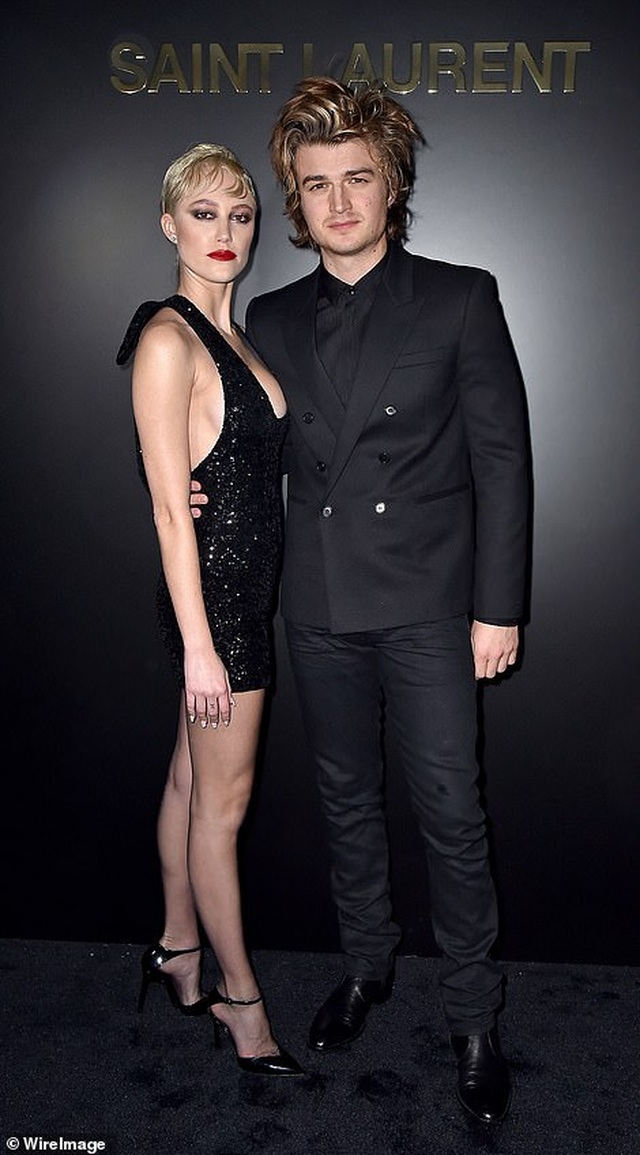 Kaia Gerber khoe ngực căng đầy trên sàn catwalk - 13