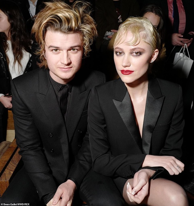 Kaia Gerber khoe ngực căng đầy trên sàn catwalk - 14