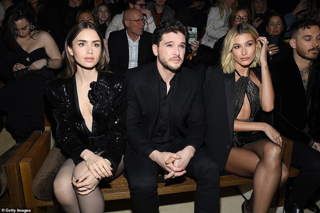 Kaia Gerber khoe ngực căng đầy trên sàn catwalk - 17