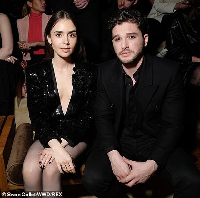 Kaia Gerber khoe ngực căng đầy trên sàn catwalk - 18