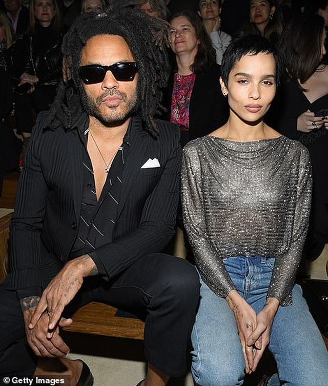 Kaia Gerber khoe ngực căng đầy trên sàn catwalk - 21