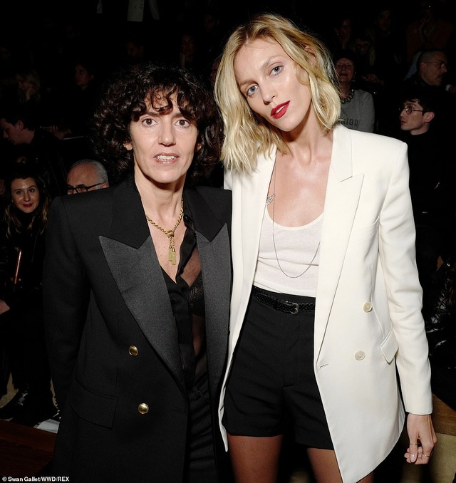 Kaia Gerber khoe ngực căng đầy trên sàn catwalk - 22