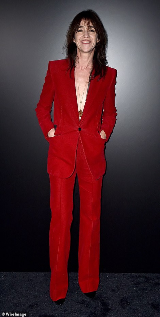 Kaia Gerber khoe ngực căng đầy trên sàn catwalk - 24