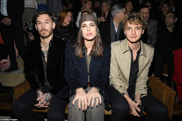 Kaia Gerber khoe ngực căng đầy trên sàn catwalk - 25