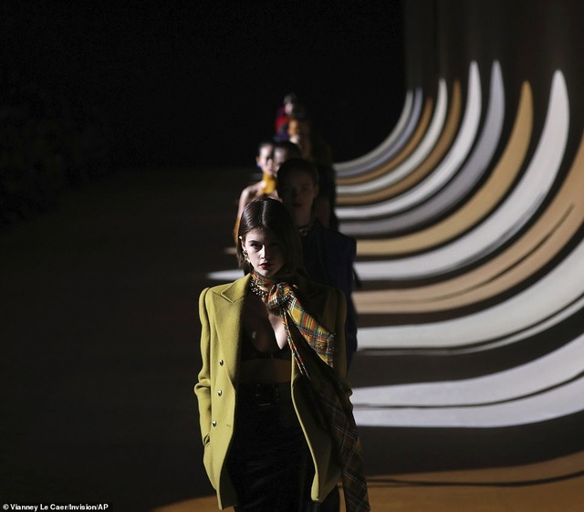 Kaia Gerber khoe ngực căng đầy trên sàn catwalk - 26